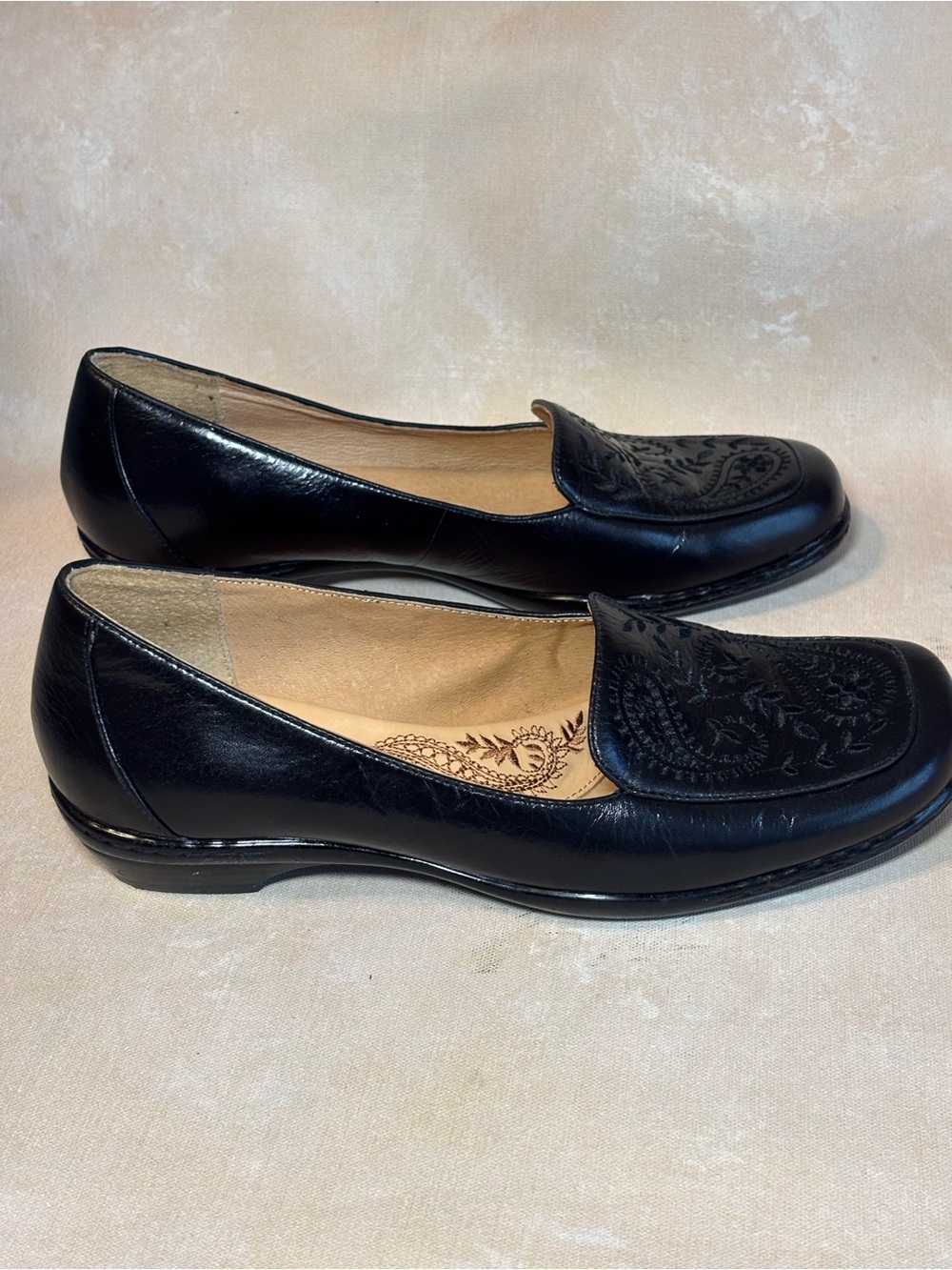 Sofft Black Leather Embroidered Loafers for Women, 8N, narrow - Picture 6 of 9